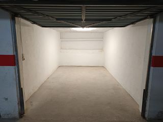 Car parking in De la font 2. Box con electricidad en su interior, puerta manual y en buen est