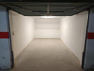 Posto auto in De la font 2. Garaje cerrado de 12m2 en sótano del edificio manila.