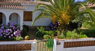 Casa  De pedralta. Chalet con 700 m2 de jardn producto apialia