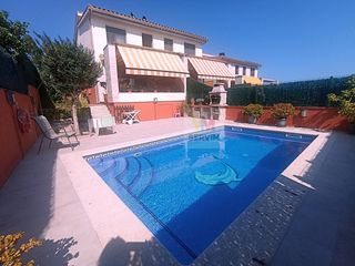 Casa adossada  Del pla del llop. Casa con piscina y licencia turística en mas pareras