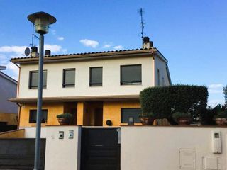 Reihenhaus  Del pla del llop. Casa con piscina y licencia turística en mas pareras