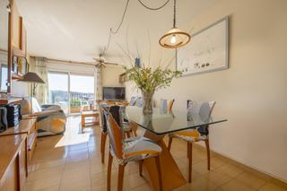 Attique à Molí de Vent-La Sauleda. Se trata de un piso que consta de tres habitaciones y un baño.