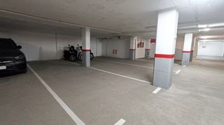 Car parking in Enric vincke 21. Dos parkings de coches grandes