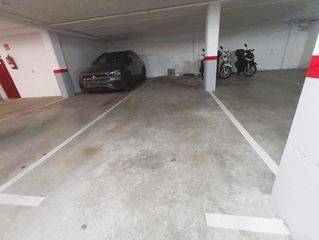 Parking voiture à Enric vincke 21. Plaza de aparcamiento doble. en calle enric vincke 21