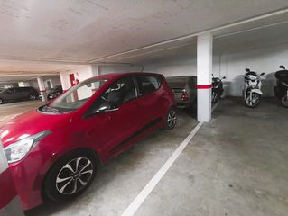 Aparcament cotxe a Enric vincke 21. Plaza de aparcamiento doble. en calle enric vincke 21