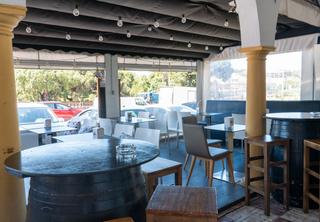 Lloguer Local Comercial  Urb. pueblo los arcos, carr. de cadiz, local 4, km. Traspaso de negocio en funcionamiento