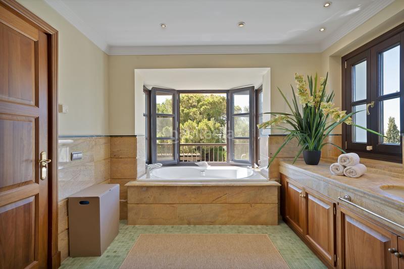 Foto d6fde798-7e7b-44d8-a6f3-65826dd416d4. Chalet con riscaldamento parcheggio piscina in lomas de Marbella club Marbella