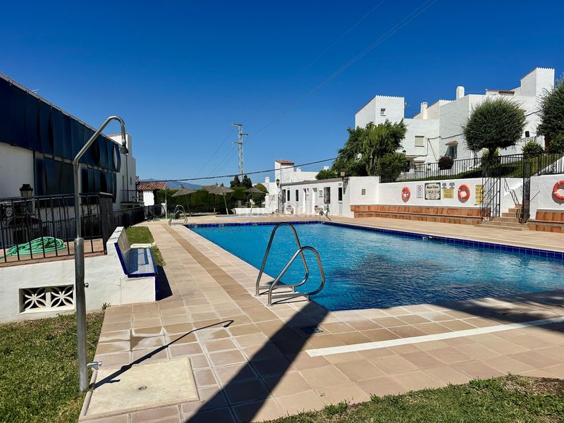 Foto 40b7f794-9fcf-4f14-aed9-ce94de93acac. Casa adossada amb piscina a Manilva pueblo Manilva