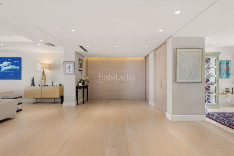 Foto 0bfe199f-0486-4db7-a9ff-371c6fa63683. Ático beachfront duplex penthouse with panoramic seaviews in los granados ii, Puerto Banús en Marbella