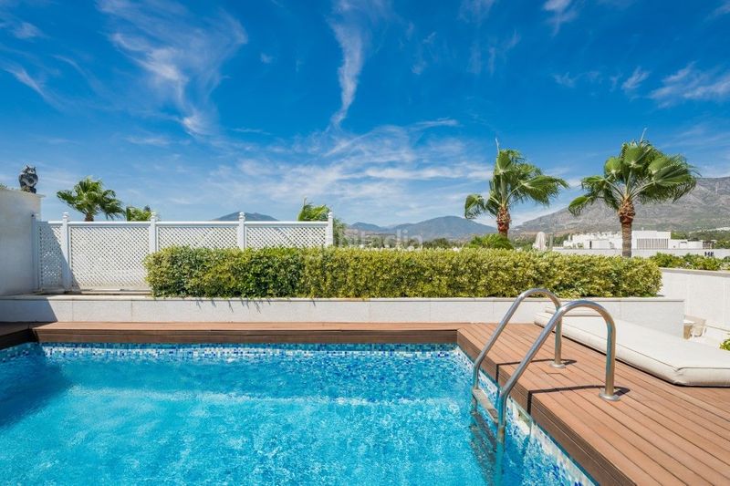Foto 0cc628dd-8b84-4495-bc78-43b20318d875. Ático beachfront duplex penthouse with panoramic seaviews in los granados ii, Puerto Banús en Marbella