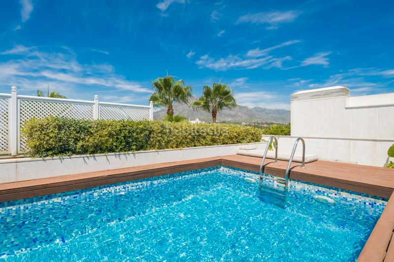 Foto 15b8fa7c-4ba0-4f16-a98a-1f18582f2d98. Ático beachfront duplex penthouse with panoramic seaviews in los granados ii, Puerto Banús en Marbella