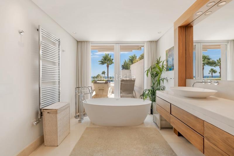 Foto 223f5c3a-21e5-44f3-9a82-2654d1cb3383. Ático beachfront duplex penthouse with panoramic seaviews in los granados ii, Puerto Banús en Marbella
