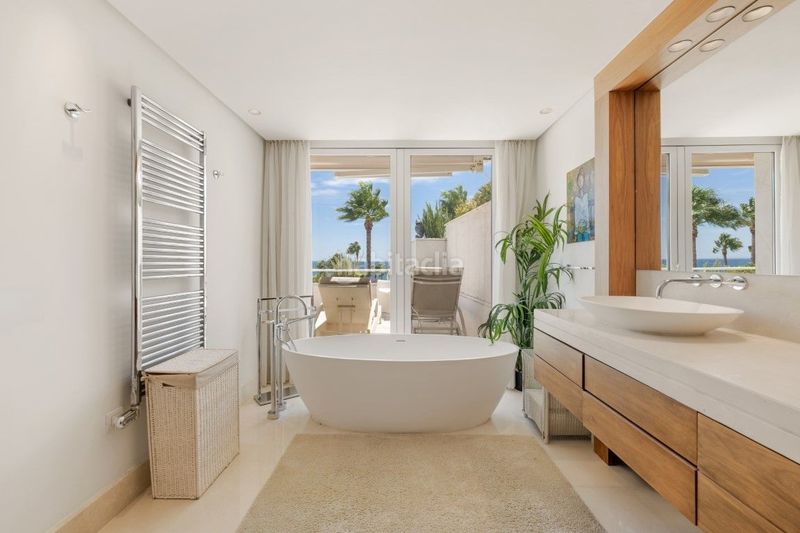 Foto 26a4000e-174f-4593-95ed-43d7f5026ec6. Ático beachfront duplex penthouse with panoramic seaviews in los granados ii, Puerto Banús en Marbella