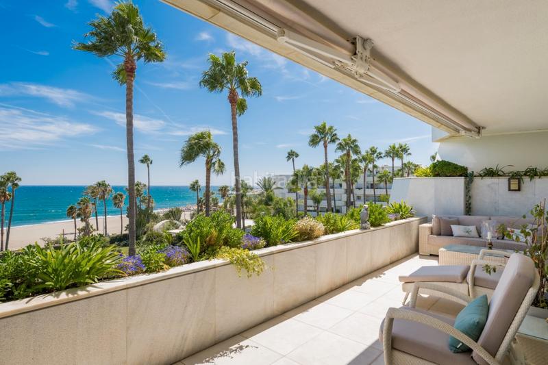 Foto 272fae50-1acf-4fc8-ad72-0a9382ad797a. Ático beachfront duplex penthouse with panoramic seaviews in los granados ii, Puerto Banús en Marbella