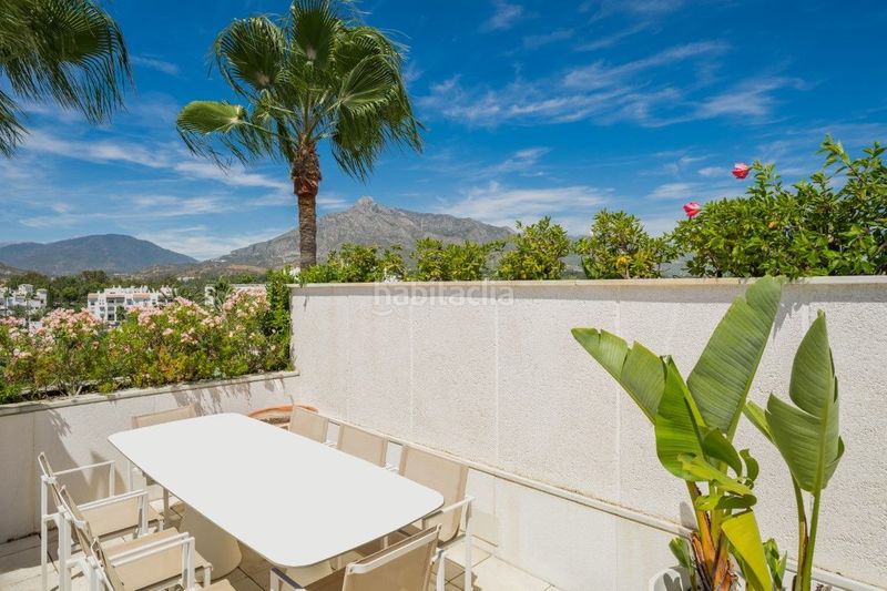 Foto 3954273d-5204-40f5-b9c5-e4cb31e3bcfd. Ático beachfront duplex penthouse with panoramic seaviews in los granados ii, Puerto Banús en Marbella