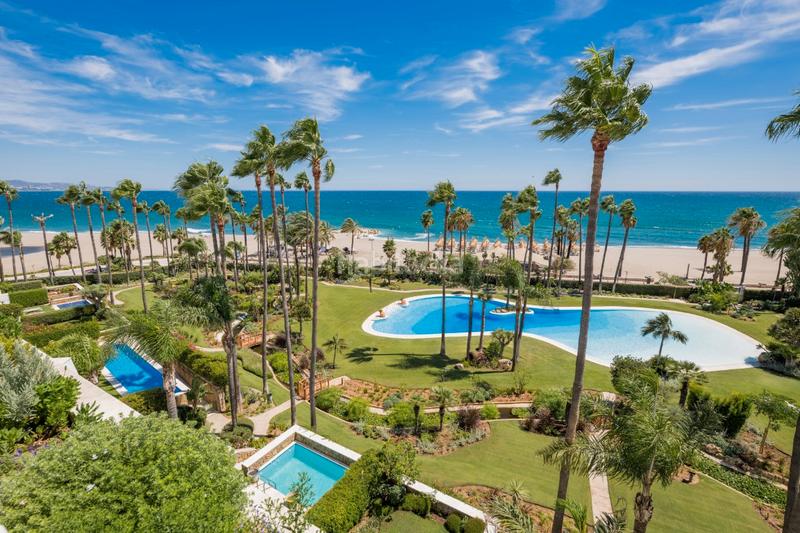 Foto 40d208ba-c391-46da-8559-3fe77b59297e. Ático beachfront duplex penthouse with panoramic seaviews in los granados ii, Puerto Banús en Marbella