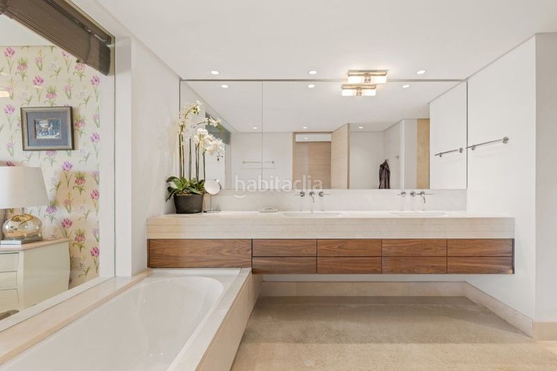 Foto 42d146d9-2586-419f-8e95-fed5af6f3a4a. Ático beachfront duplex penthouse with panoramic seaviews in los granados ii, Puerto Banús en Marbella