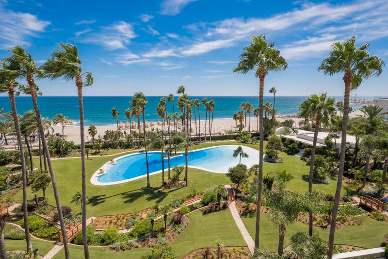 Foto 441ed6c1-79d7-4c3e-a6ed-4f80aa6ba000. Ático beachfront duplex penthouse with panoramic seaviews in los granados ii, Puerto Banús en Marbella