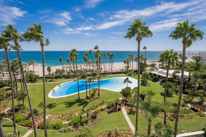 Foto 5fcfca5b-576a-4a7a-92f5-6c5fb366e9e9. Ático beachfront duplex penthouse with panoramic seaviews in los granados ii, Puerto Banús en Marbella