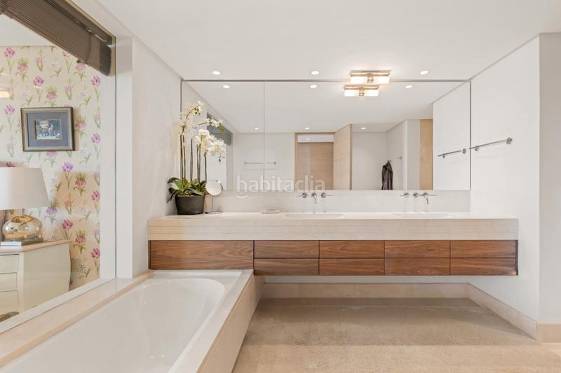 Foto 8d5f113e-103a-42c4-8d05-a53e66979f05. Ático beachfront duplex penthouse with panoramic seaviews in los granados ii, Puerto Banús en Marbella