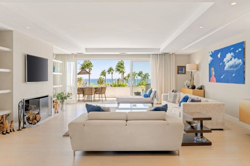 Foto 8d829259-eb40-4075-8ab1-2c97df60d6c6. Ático beachfront duplex penthouse with panoramic seaviews in los granados ii, Puerto Banús en Marbella