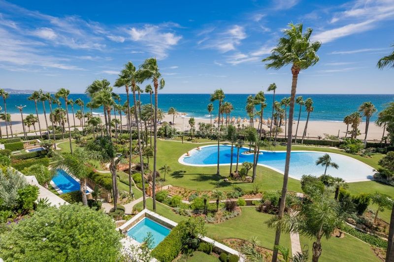 Foto 937582f6-e729-44cf-9a27-127052faf512. Ático beachfront duplex penthouse with panoramic seaviews in los granados ii, Puerto Banús en Marbella