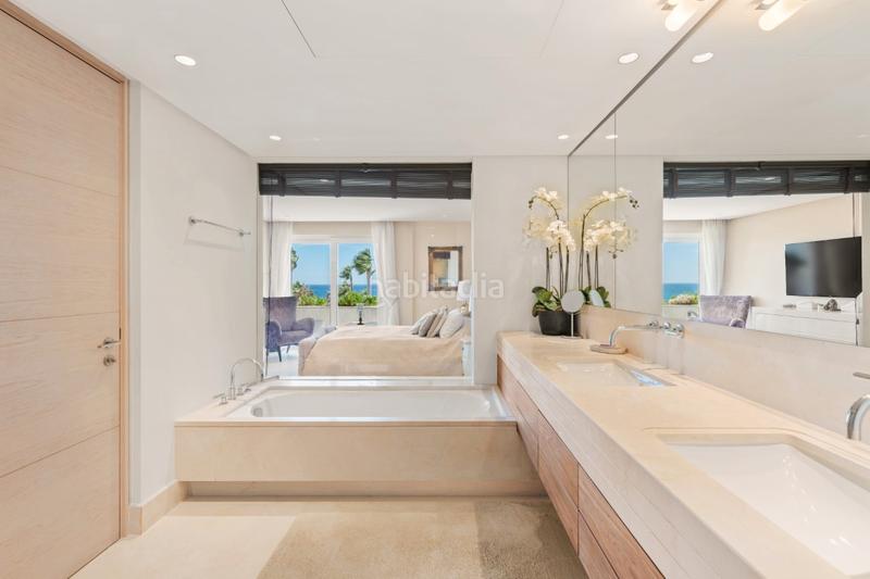 Foto 980cabfb-ca25-4e86-b605-b5e74627f65f. Ático beachfront duplex penthouse with panoramic seaviews in los granados ii, Puerto Banús en Marbella