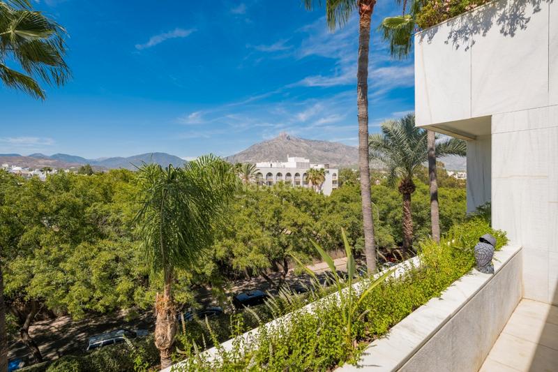 Foto 9a426dc7-cd87-41a2-9d15-97b9c02fb93a. Ático beachfront duplex penthouse with panoramic seaviews in los granados ii, Puerto Banús en Marbella