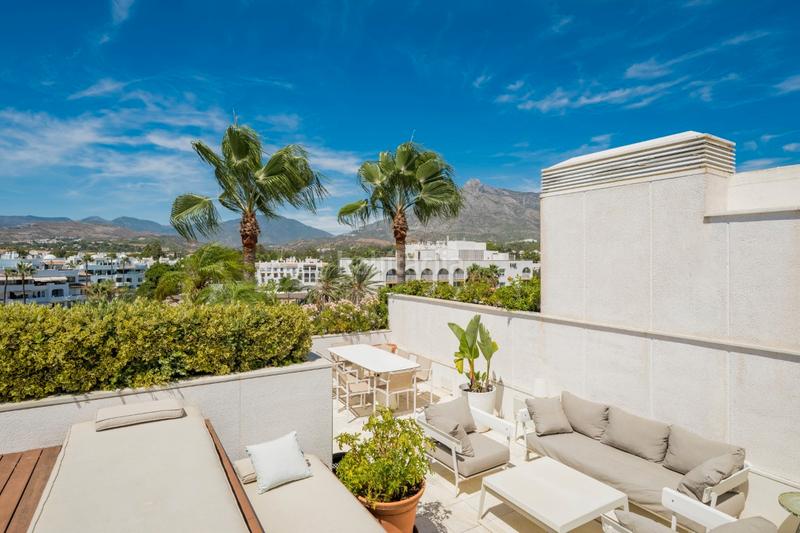 Foto c2832a28-4621-4e85-99ac-48ee5367e35d. Ático beachfront duplex penthouse with panoramic seaviews in los granados ii, Puerto Banús en Marbella