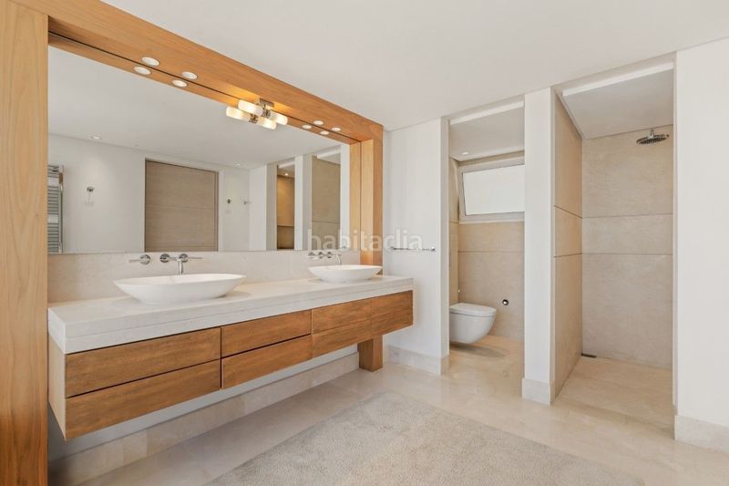 Foto d2bae108-33c1-4b80-a02a-8b11f6c3ee34. Ático beachfront duplex penthouse with panoramic seaviews in los granados ii, Puerto Banús en Marbella