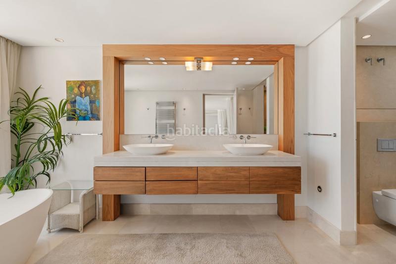 Foto e42c1ded-407b-43e1-aa0a-8b1fece1dc67. Ático beachfront duplex penthouse with panoramic seaviews in los granados ii, Puerto Banús en Marbella