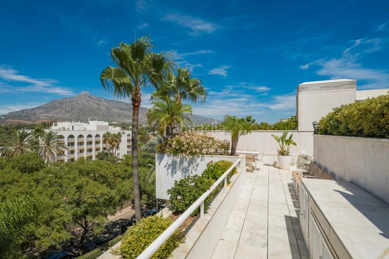 Foto e8677bb7-c9ed-4f73-9d11-284e5aef63d1. Ático beachfront duplex penthouse with panoramic seaviews in los granados ii, Puerto Banús en Marbella
