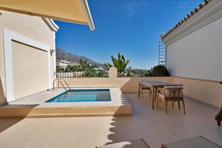 Casa adossada a Los Naranjos. Exquisitely renovated townhouse with sundrenched terrace and plu