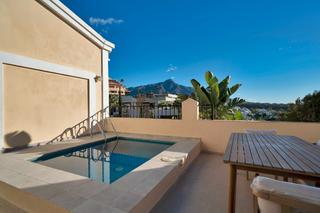 Reihenhaus in Los Naranjos. Exquisitely renovated townhouse with sundrenched terrace and plu