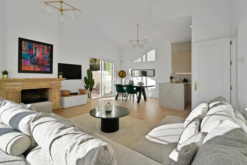 Foto 8cce2deb-53d4-4dc6-9869-e813a2a4f11e. Casa adossada amb aparcament a Los Naranjos Marbella