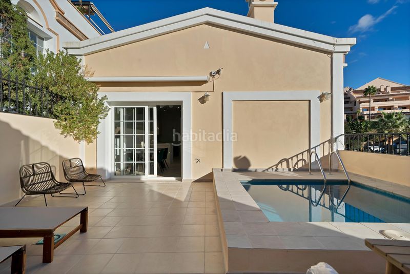 Foto a17609a5-7503-4ecc-a7da-40eecc61f1d9. Casa adossada amb aparcament a Los Naranjos Marbella