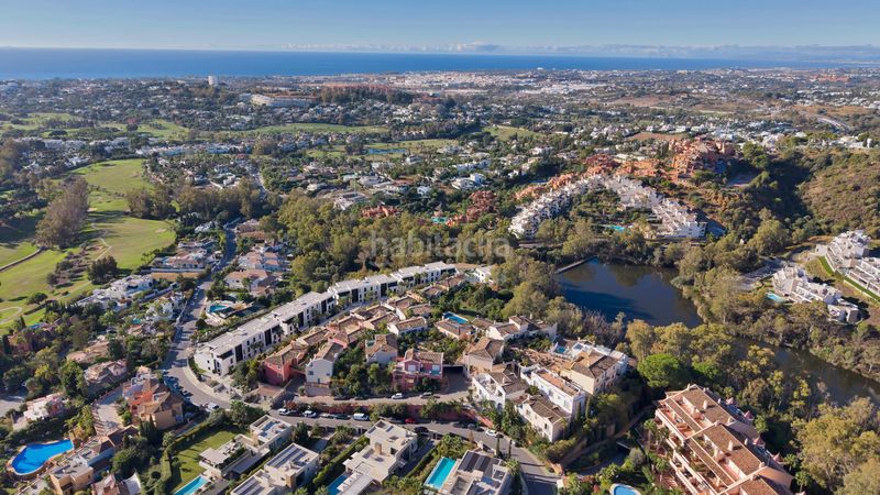 Foto c8e87d64-c7ec-4f3d-a9cd-4cc7608f166f. Casa adossada amb calefacció aparcament a Los Naranjos Marbella