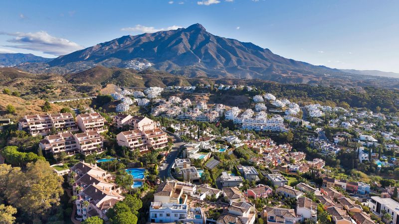 Foto f8e3d11c-6bc5-4f91-a885-2eb386961ad0. Casa adossada amb calefacció aparcament a Los Naranjos Marbella