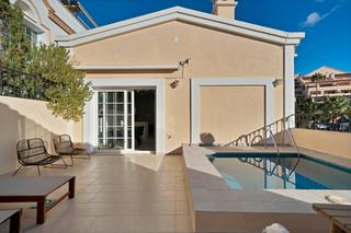 Lloguer Casa adossada a Los Naranjos. Exquisitely renovated townhouse with sundrenched terrace and plu