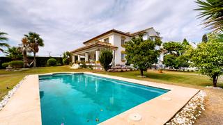 Chalet  Urb. valle del sol, 51. Exclusiva villa moderna en guadalmina estilo andaluz