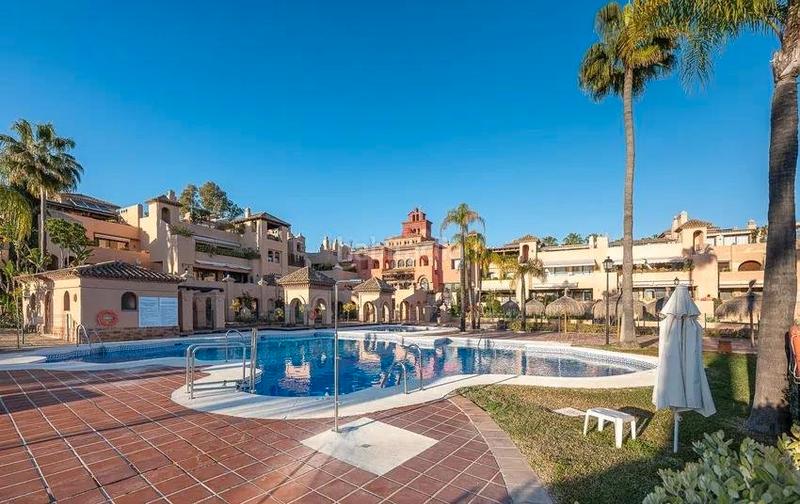 Foto 37f29e20-4ad0-4e8d-8f0e-bd3fba33fe72. Apartament amb aparcament piscina a Nueva Atalaya Estepona