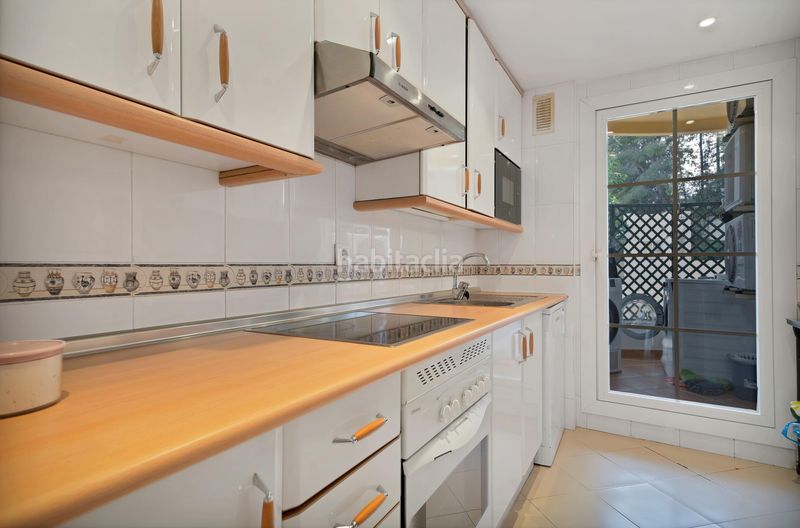 Foto b43be5d2-c3c6-4ddd-9e6f-cf8ce945921d. Apartament amb aparcament piscina a Nueva Andalucía centro Marbella