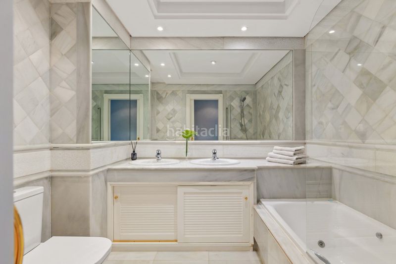Foto 4c42ac26-a54a-4019-8770-2c199035a0d9. Apartament amb calefacció aparcament piscina a La Carolina - Guadalpín Marbella