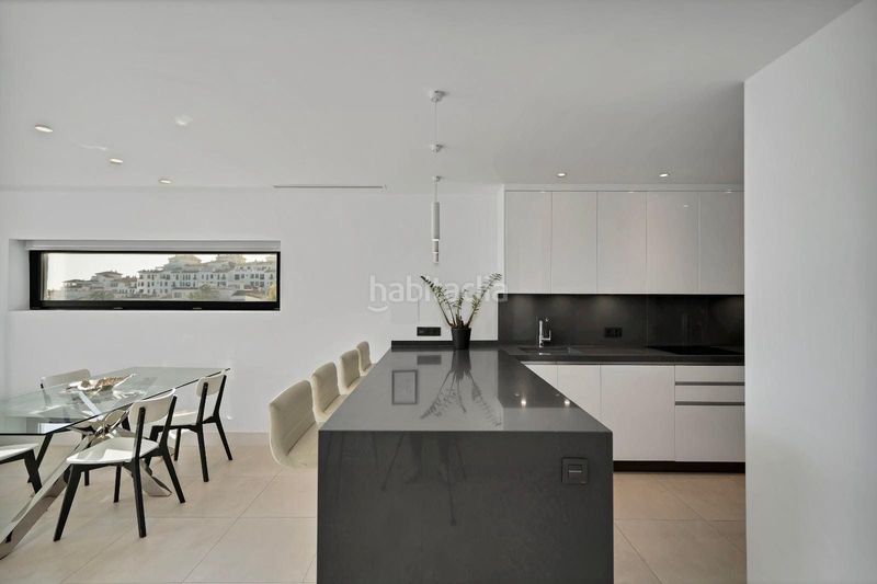 Foto 18f36fc6-1e06-45b3-831f-2dbad1eae2d7. Dúplex amb aparcament a Puerto Banús Marbella