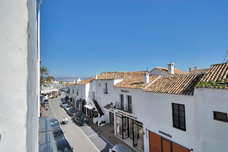 Foto 9a11ac6c-30e4-4508-b40a-477b82b39804. Dúplex amb calefacció aparcament a Puerto Banús Marbella