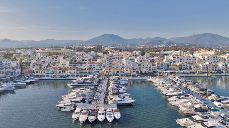 Foto bfadda48-9147-4c9f-bffd-b0c33385b57f. Dúplex amb calefacció aparcament a Puerto Banús Marbella