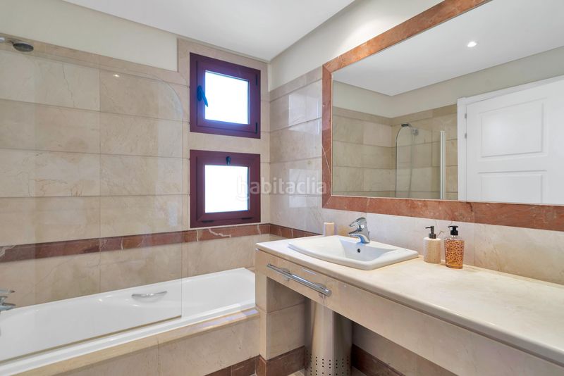 Foto be0f830f-16b3-485b-bda2-95e8307a363c. Apartament amb calefacció aparcament piscina a bahía de Marbella Marbella