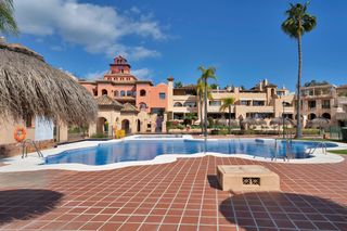 Piccolo appartamento  Urbanizacion cartuja del golf. Spacious apartment with terrace and great potential in cartuja d