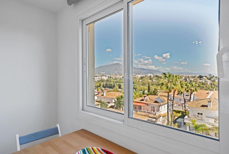 Foto 3095c5d7-ca2e-49ce-a09b-d58ec0645f0e. Ático penthouse living with sea views solarium atala... en Estepona