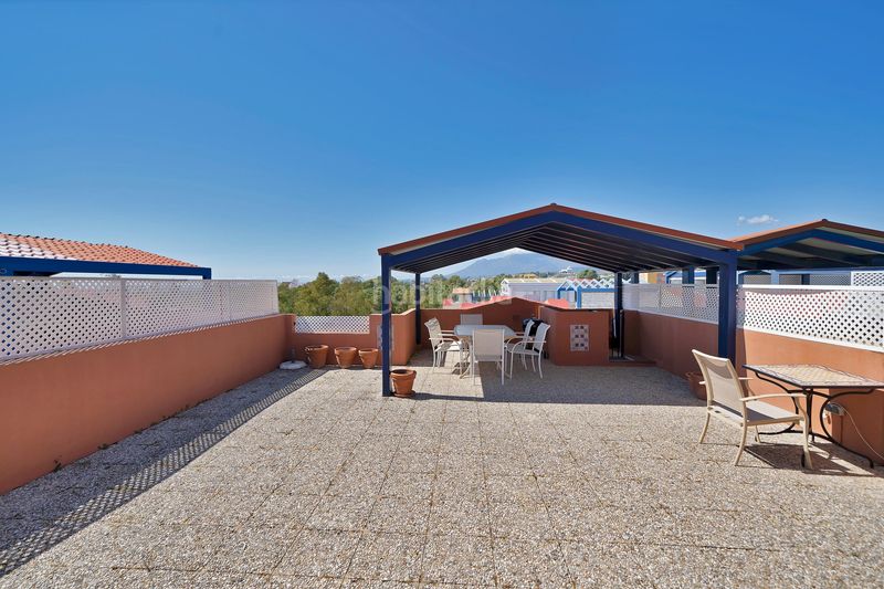 Foto 3220d272-052f-4859-af0d-30332fd7529a. Ático penthouse living with sea views solarium atala... en Estepona